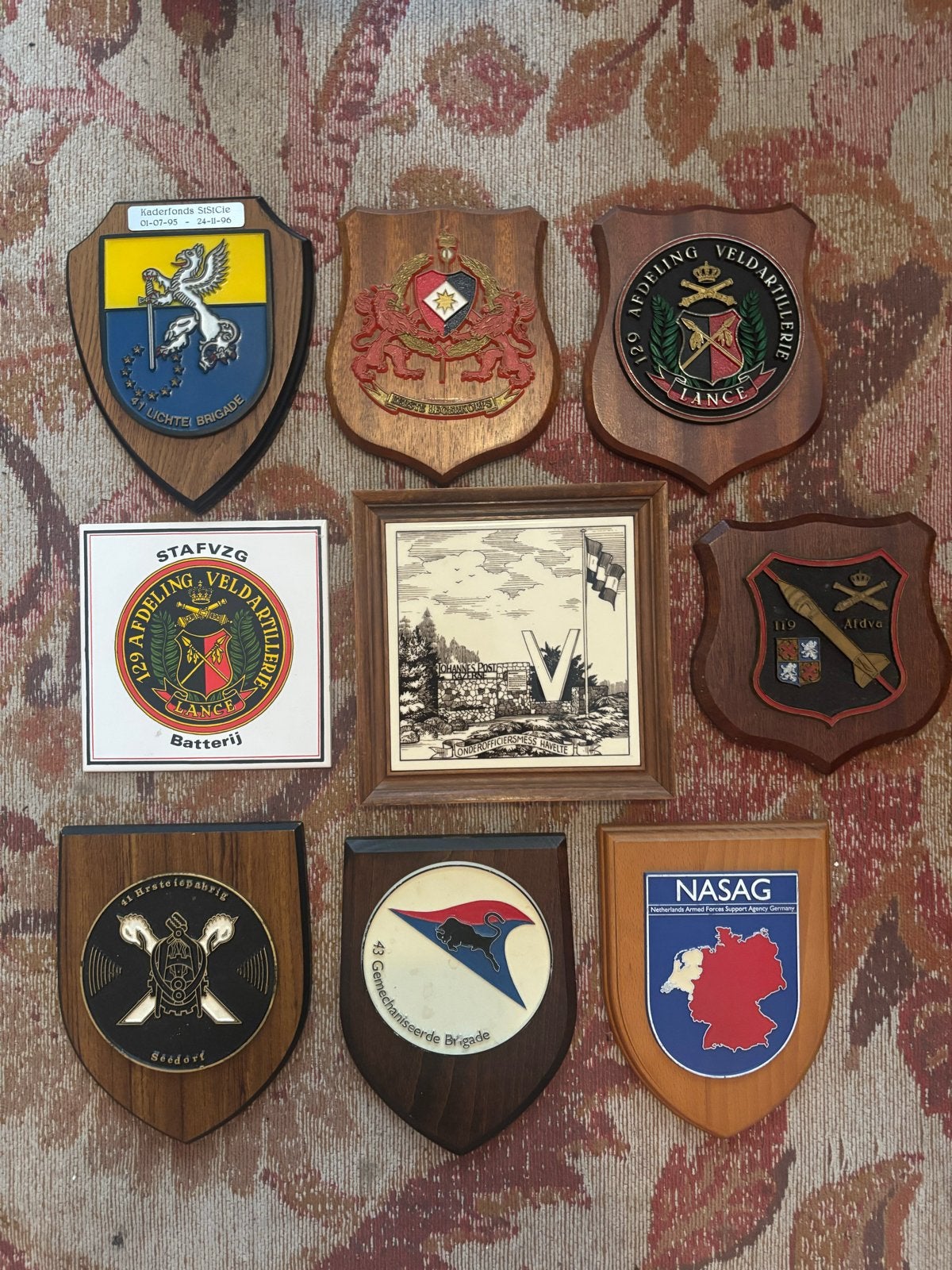 Lot van 9 diverse wapenschildjes en wandtegels KL, Ophalen of Verzenden, Landmacht, Nederland, Overige typen