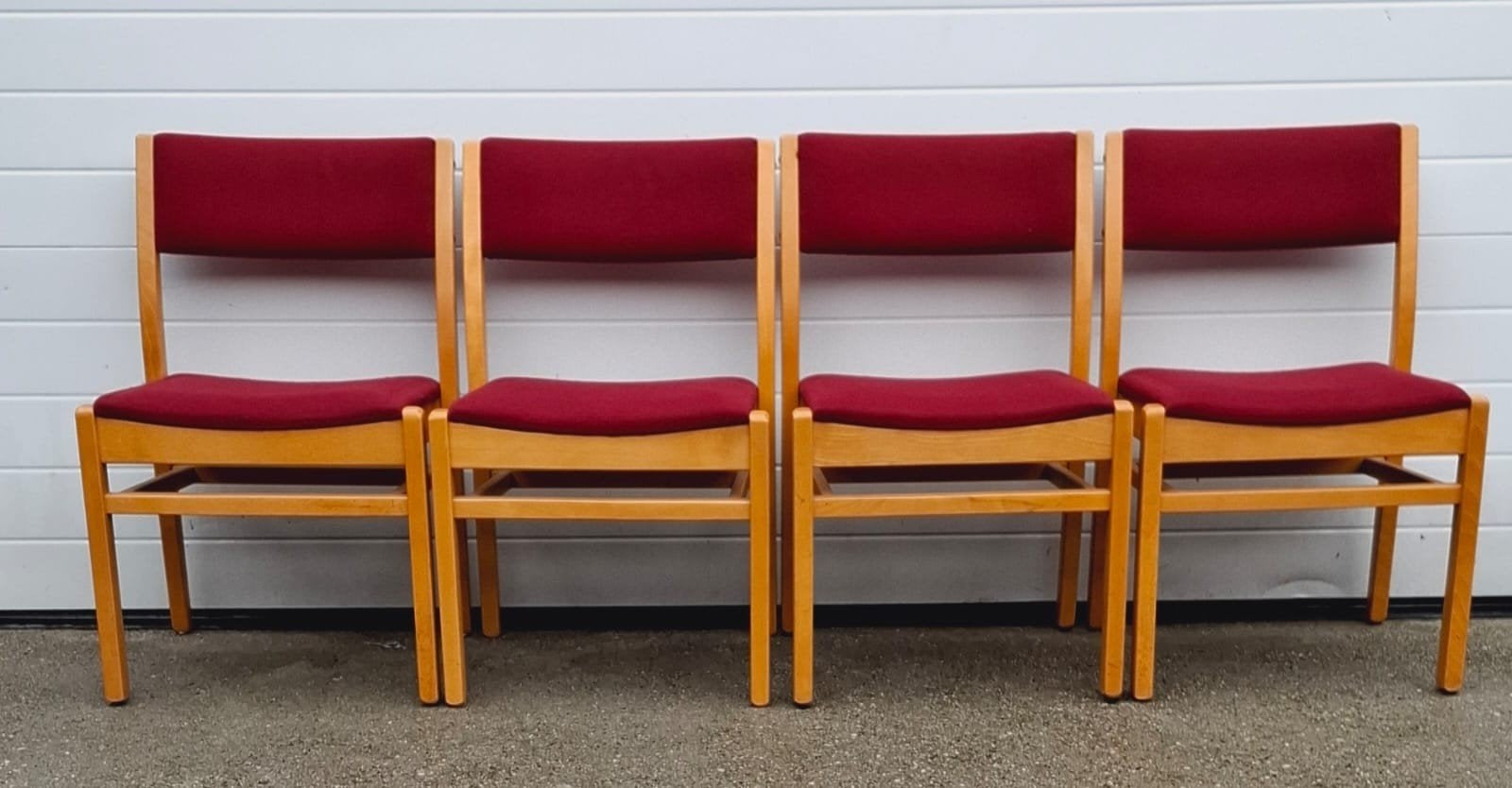 18 x Vintage deense houten stoelen rood eetkamerstoelen cafe, Ophalen of Verzenden, Zo goed als nieuw, Rood, Vijf, Zes of meer stoelen