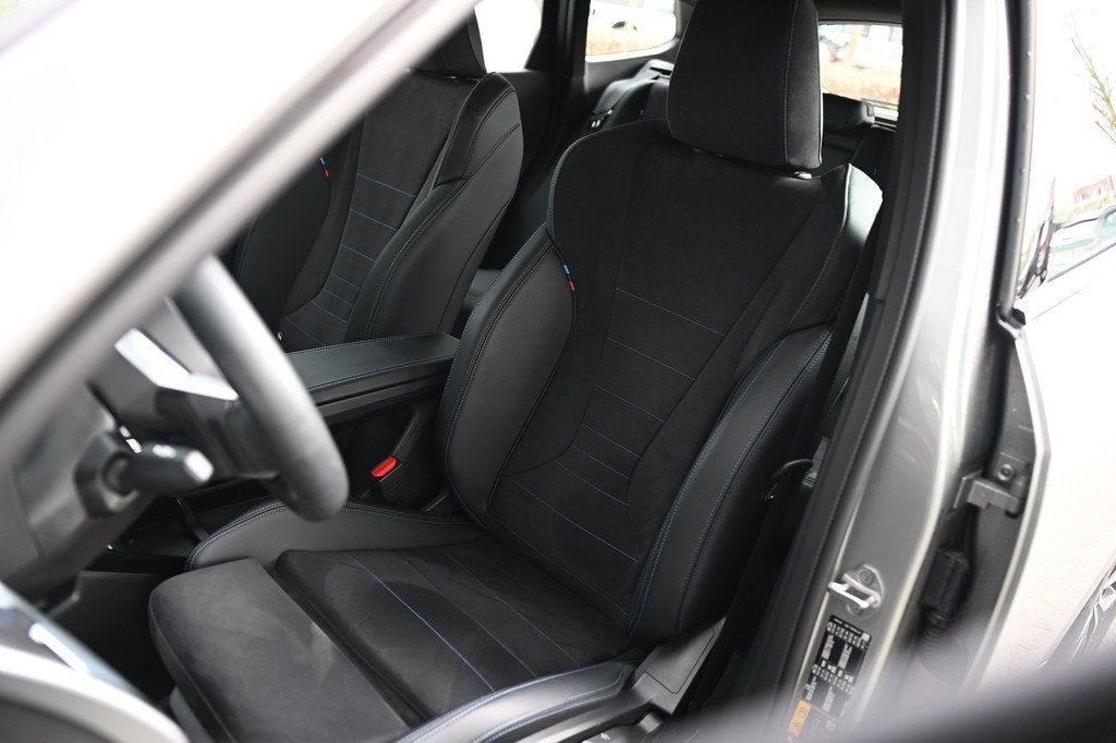 BMW X1 xDrive25e M Sport Automaat / Sportstoelen / M Adaptie, Auto's, BMW, 136 pk, Gebruikt, Zwart, Met garantie (alle)