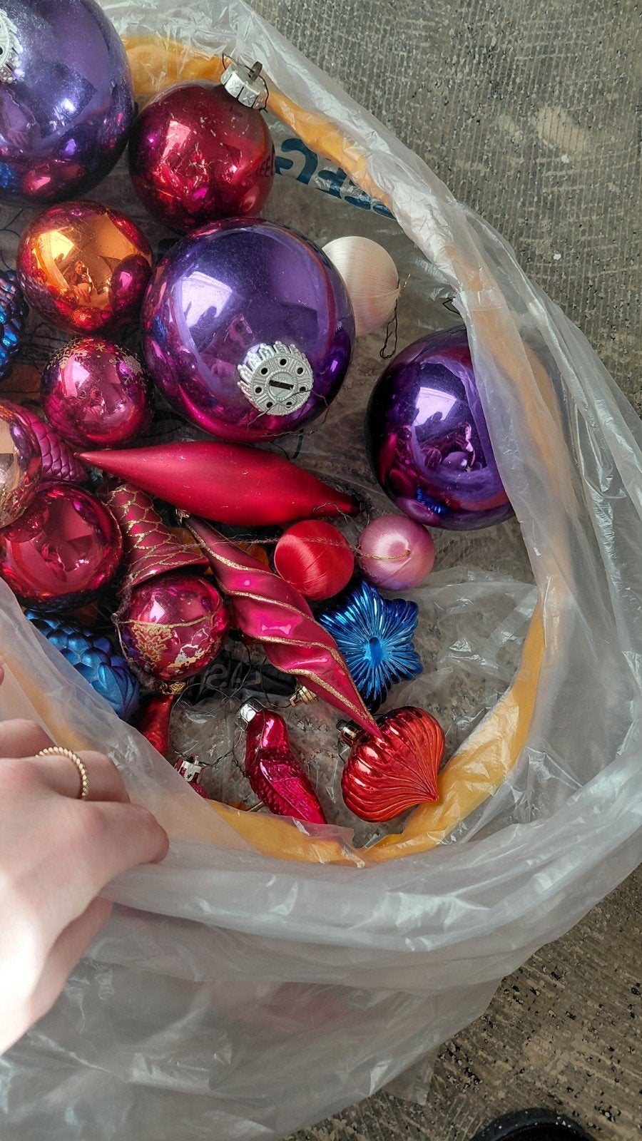 zak met retro kerstballen van stof plastic en glas, Ophalen, Gebruikt
