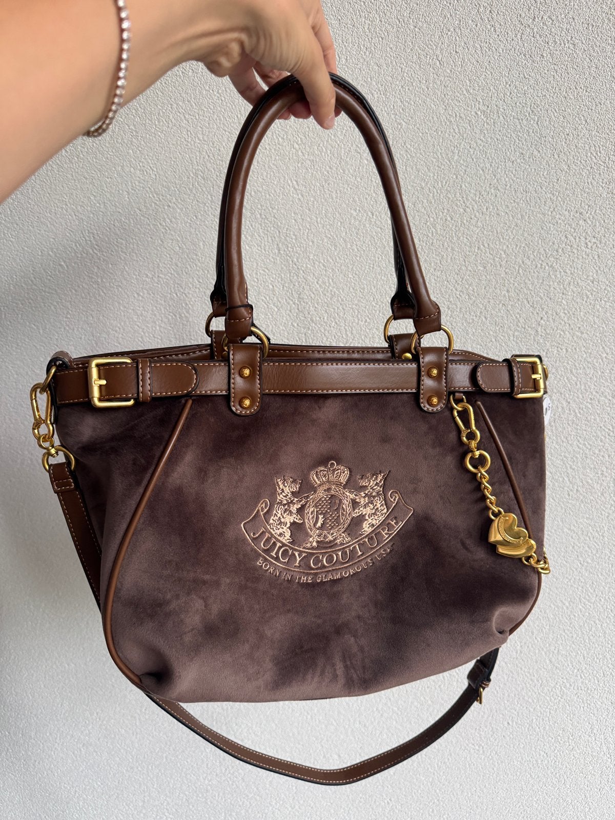 Juicy Couture Y2K bruine fluwelen grote schouder tas, Sieraden, Tassen en Uiterlijk, Tassen | Damestassen, Juicy Couture, Bruin