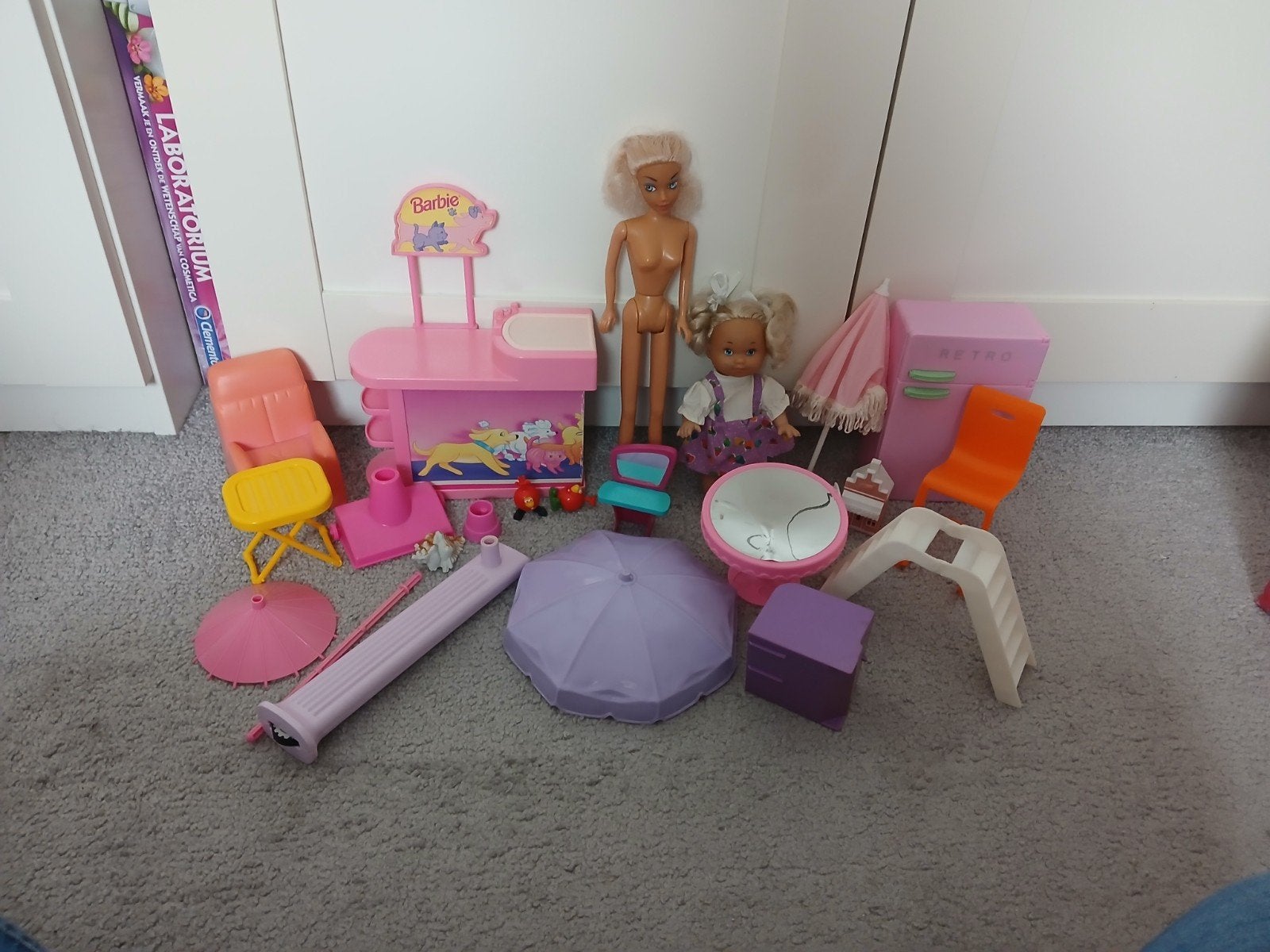 Vintage meubels met 2 popjes, Kinderen en Baby's, Speelgoed | Poppen, Ophalen of Verzenden, Gebruikt, Barbie