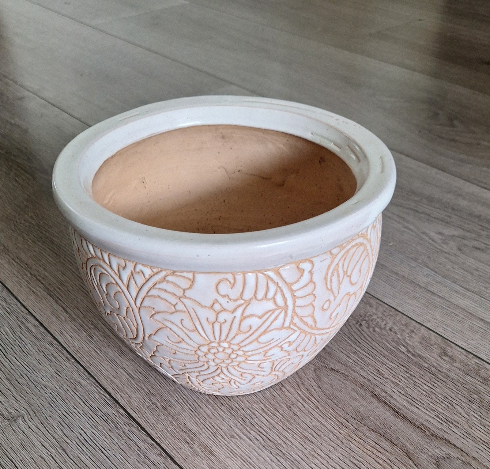 Keramieken bloempot met bloemenreliëf – 17 cm, Gebruikt, Rond, Ophalen of Verzenden, Aardewerk