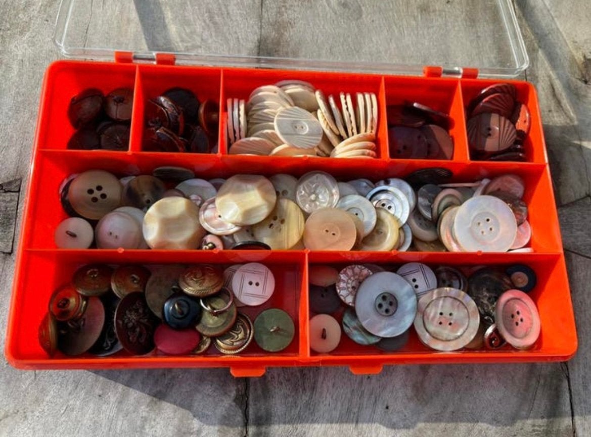 Heel veel Vintage en Parelmoer  knopen, Ophalen of Verzenden, Zo goed als nieuw, Knoop of Knopen