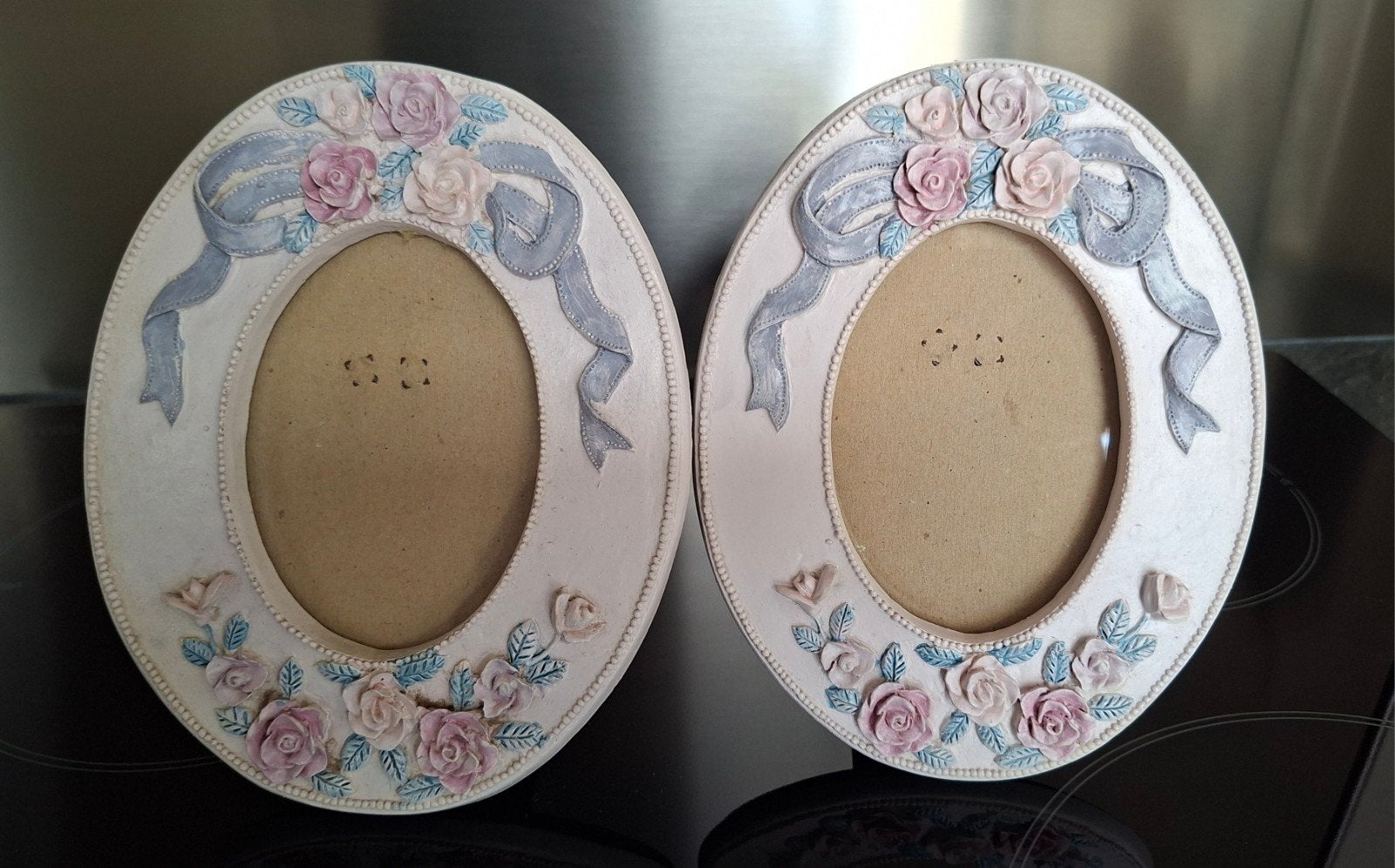 2 brocante fotolijstjes met rozen en linten, Gebruikt, Met sierrand, 18 cm, Ophalen of Verzenden