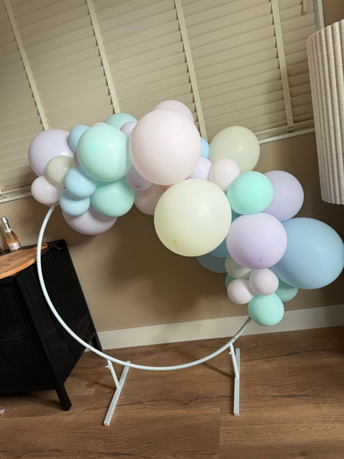 Backdrop met pastelkleurige ballonnenboog, Ophalen, Zo goed als nieuw, Versiering, Verjaardag