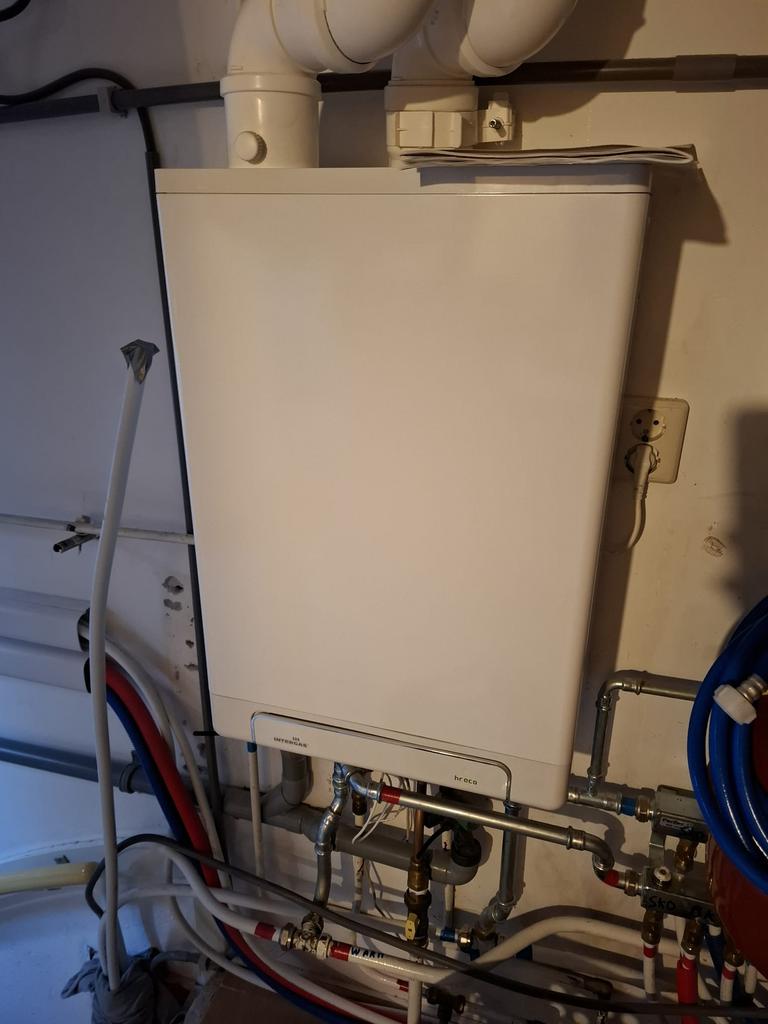 Intergas hreco 30 met drukvat,dakdoorvoer en klokthermostaat, Minder dan 20 liter, Ophalen, Boiler, Minder dan 3 jaar oud