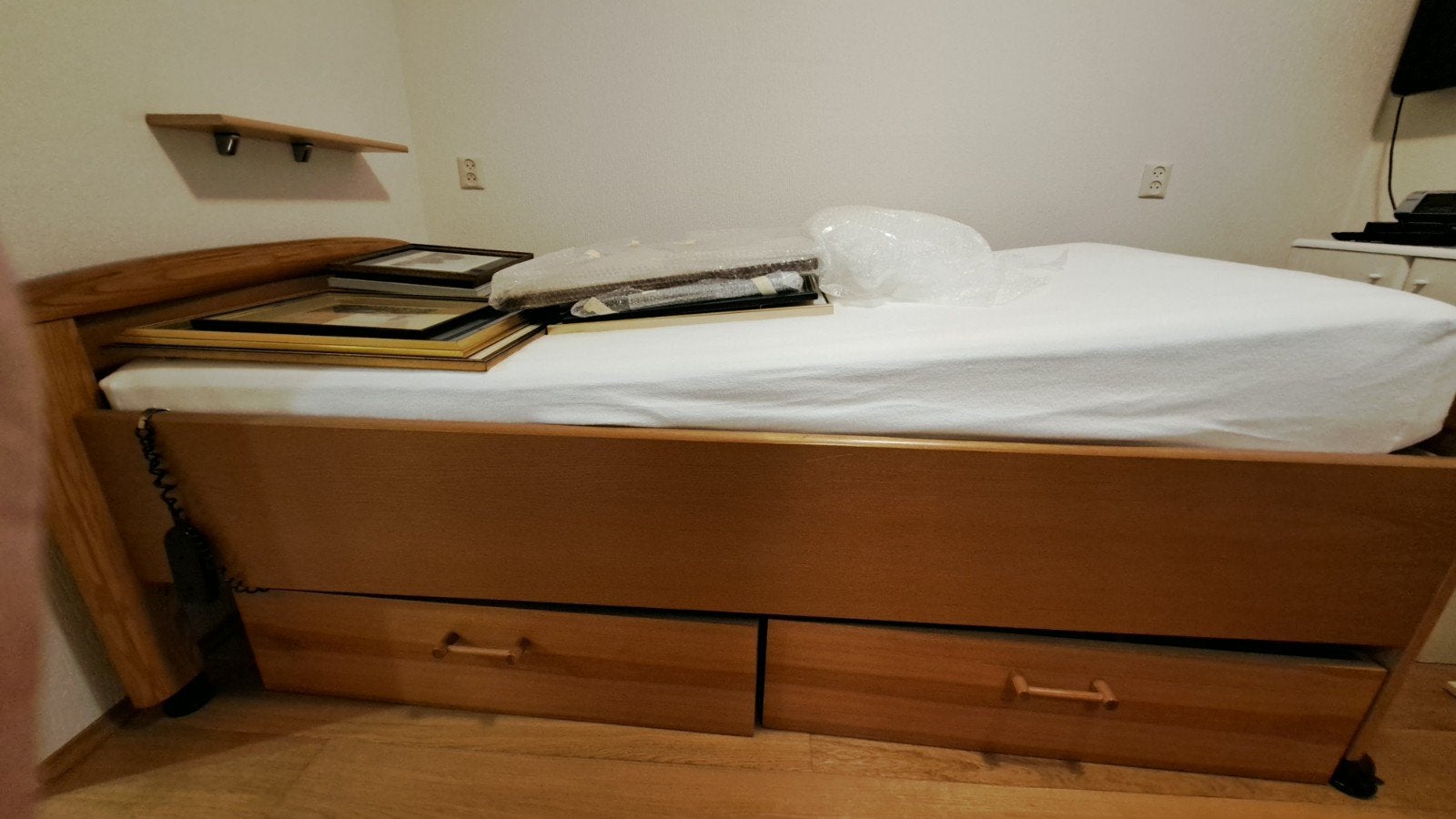 Eenpersoons eiken senioren bed met nachtkastje., Ophalen, 90 cm, Eenpersoons, Zo goed als nieuw