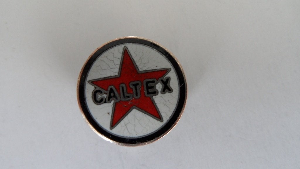 Caltex motorolie speld, oude geëmailleerde knoop, Verzamelen, Verzenden, Gebruikt, Merk, Speldje of Pin