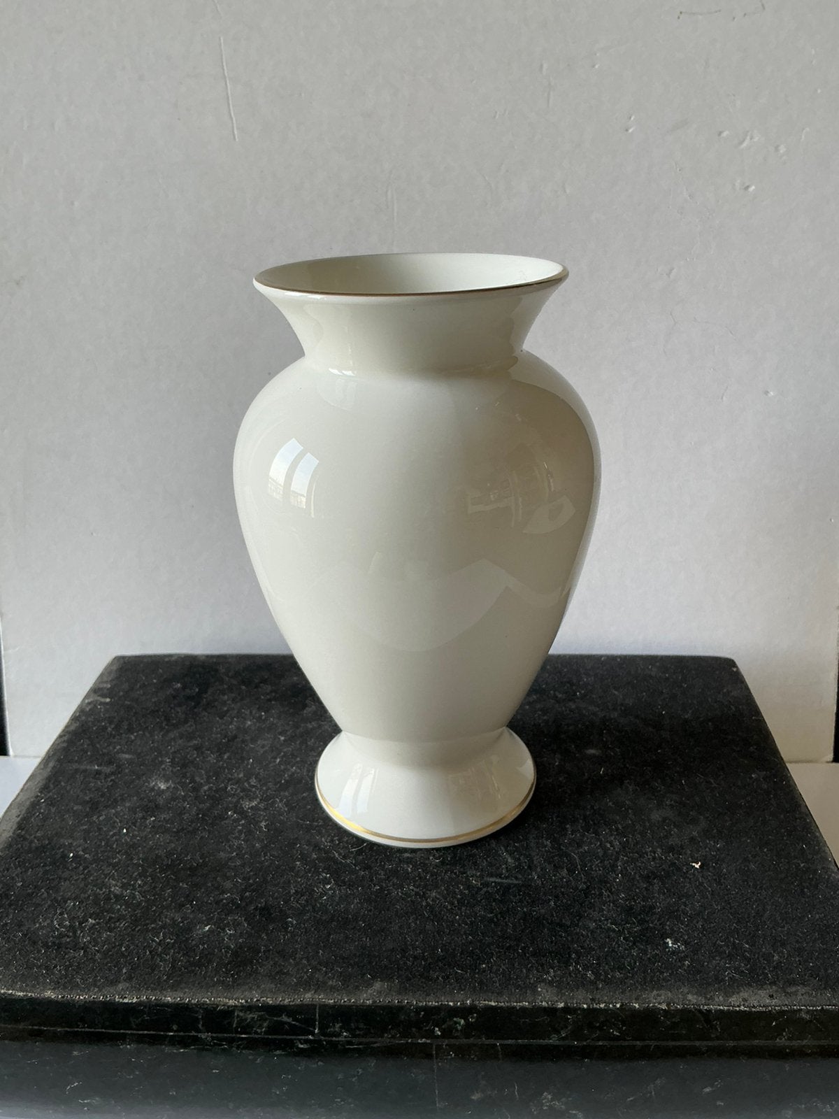 Mooi off white porseleinen vaasje van Kaiser. Gouden randjes, Ophalen of Verzenden