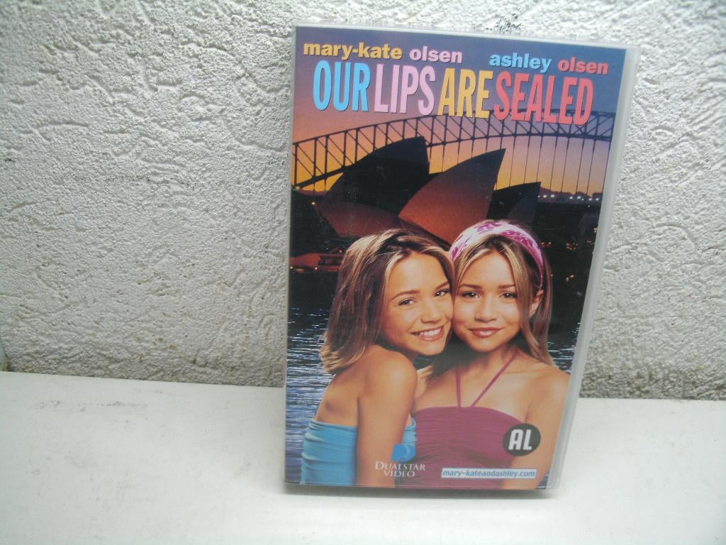 vhs 128b our lips are sealed, Cd's en Dvd's, VHS | Film, Alle leeftijden, Ophalen of Verzenden, Nieuw in verpakking