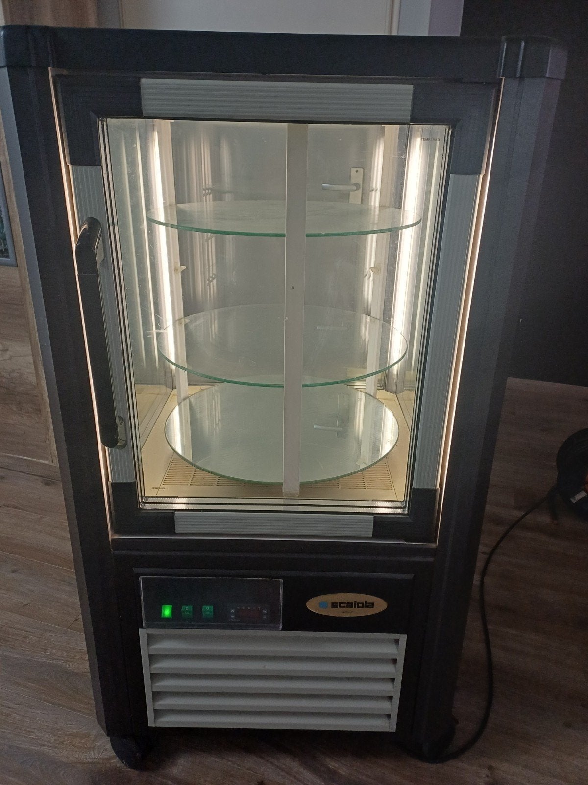SCAIOLA Draaibare Gebaksvitrine 4 rekken, Ophalen, Gebruikt, Koelen en Vriezen