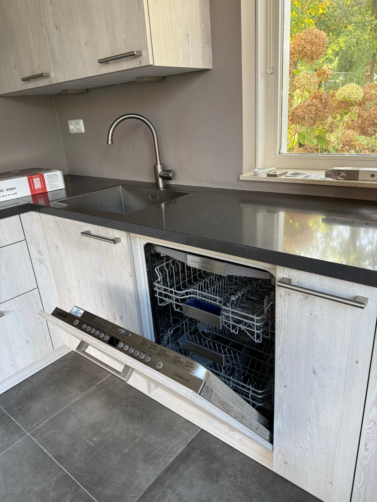 keuken met Siemens apparatuur en composiet blad, Ophalen, Wit, Enkelwandige keuken, Zo goed als nieuw