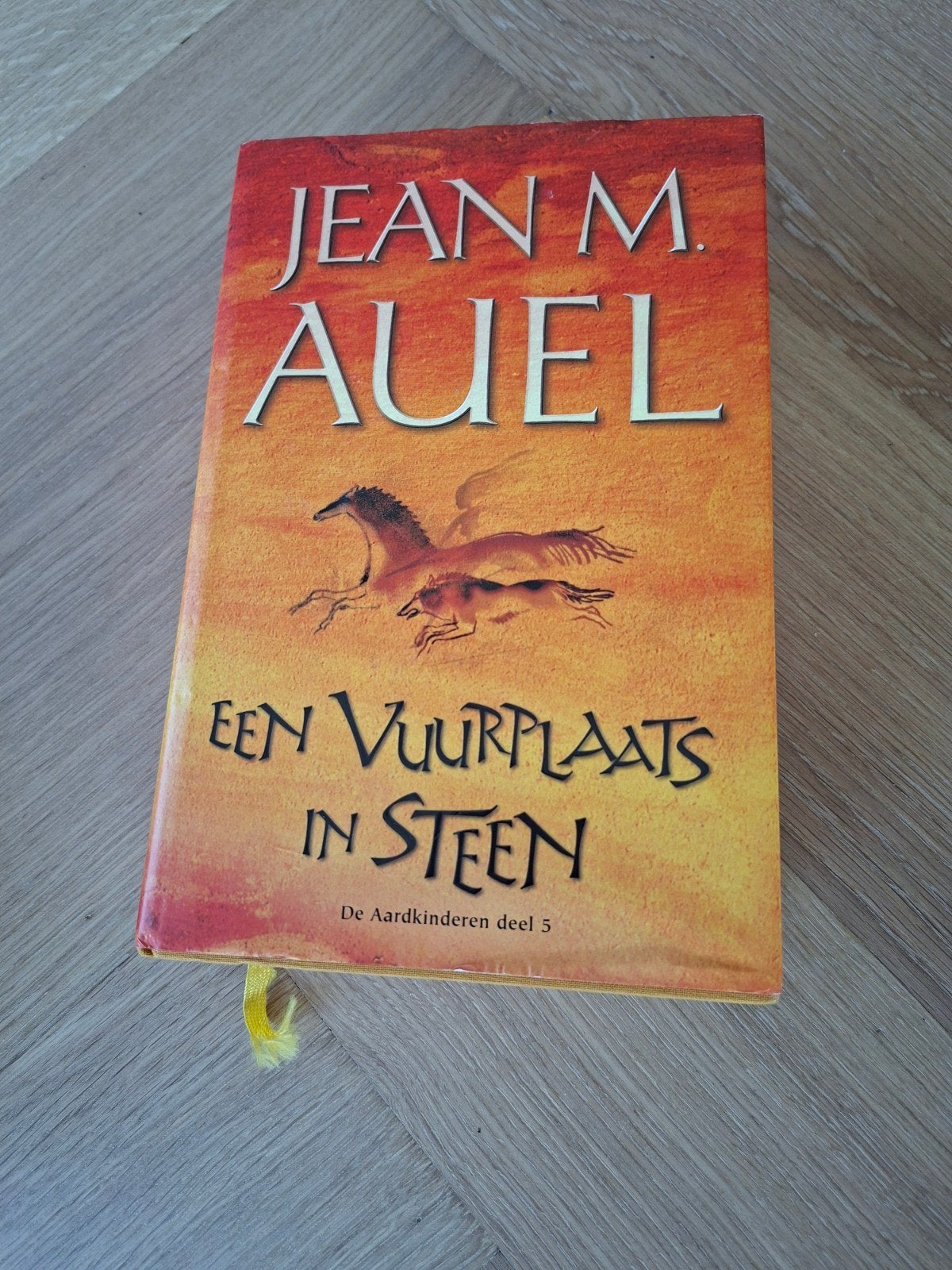 Een Vuurplaats in Steen - De Aardkinderen deel 5 hardcover, Boeken, Ophalen of Verzenden, Gelezen, Jean M. Auel, Nederland