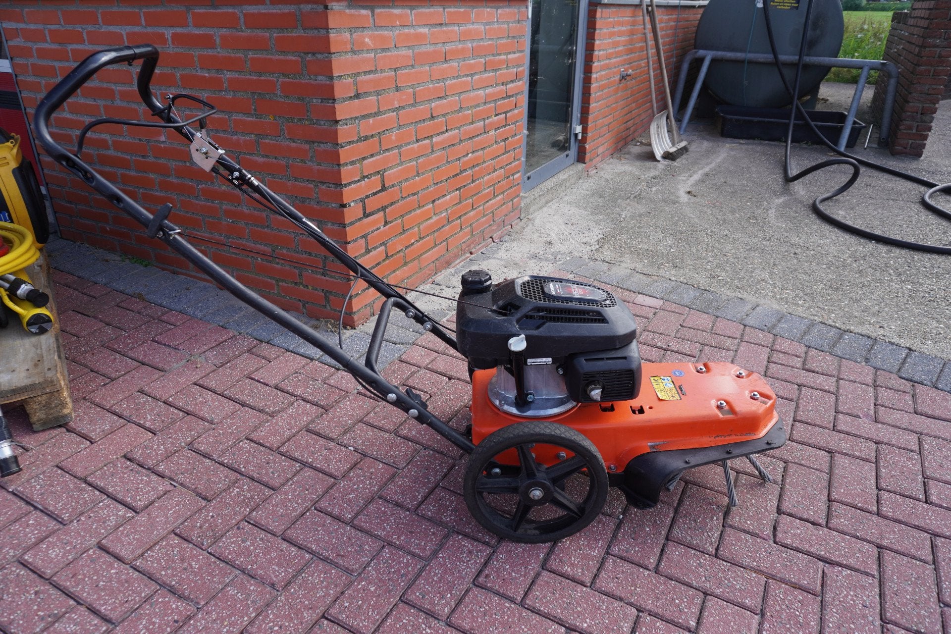 ARIENS Onkruidborstel Met Honda motor, Autobedrijf Van der Veen Groningen B.V., Info@vdveen.nl, Friesestraatweg 257
9746TJ  GRONINGEN, NL