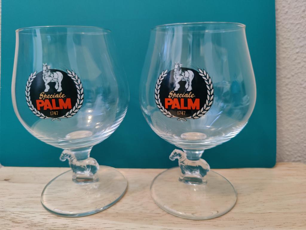 Twee prachtige Palmbier glazen met een paard in de voet, Verzamelen, Biermerken, Verzenden, Zo goed als nieuw, Glas of Glazen