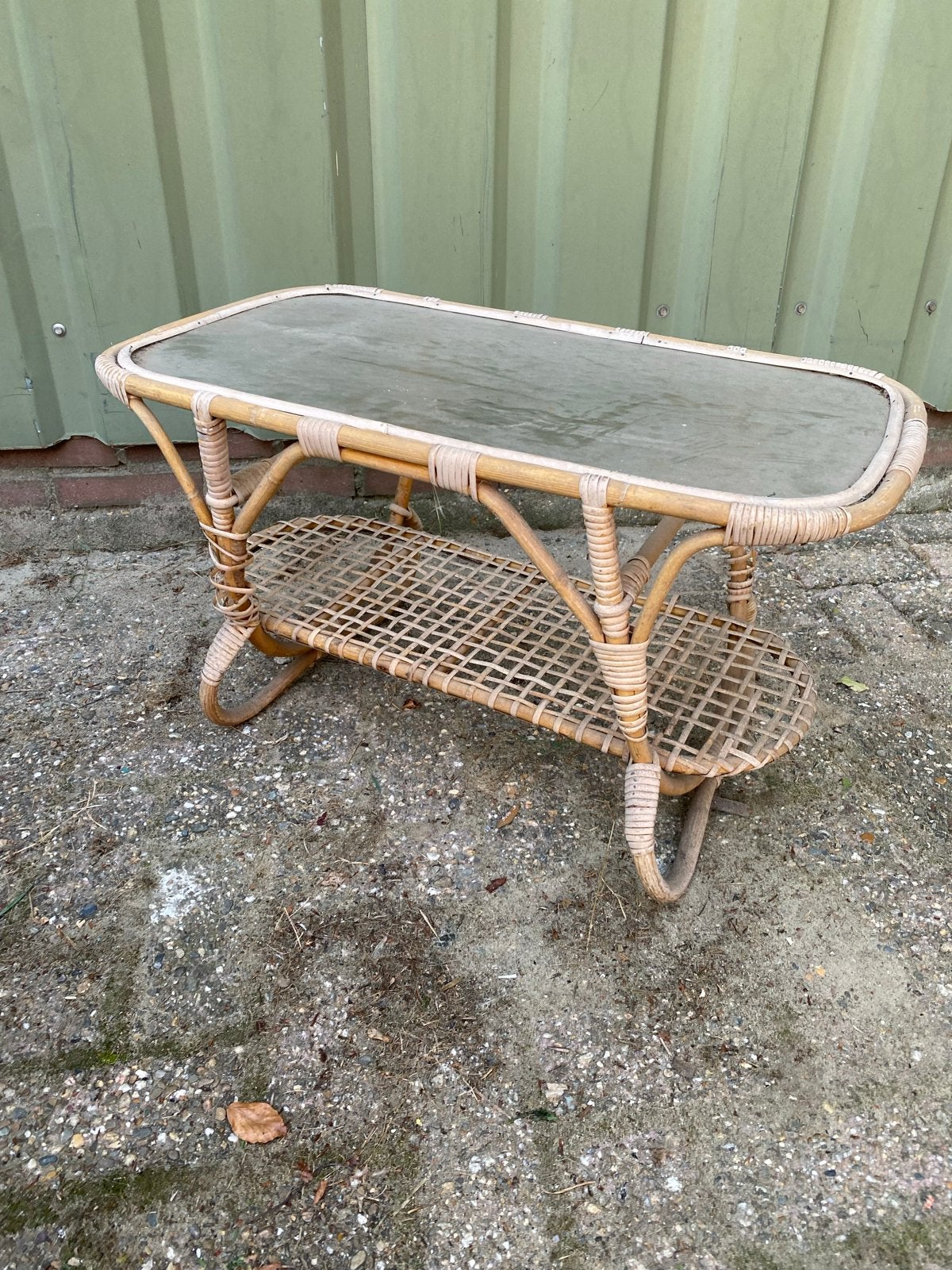 Vintage bamboe/rotan bijzettafel met glazen blad, Ophalen of Verzenden