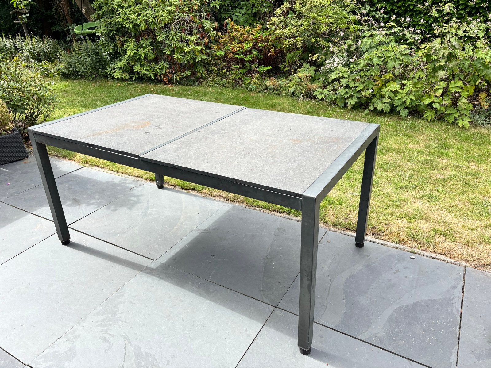 Moderne tuintafel met aluminium frame en natuurstenen blad, Ophalen of Verzenden, Gebruikt, Rechthoekig, Metaal