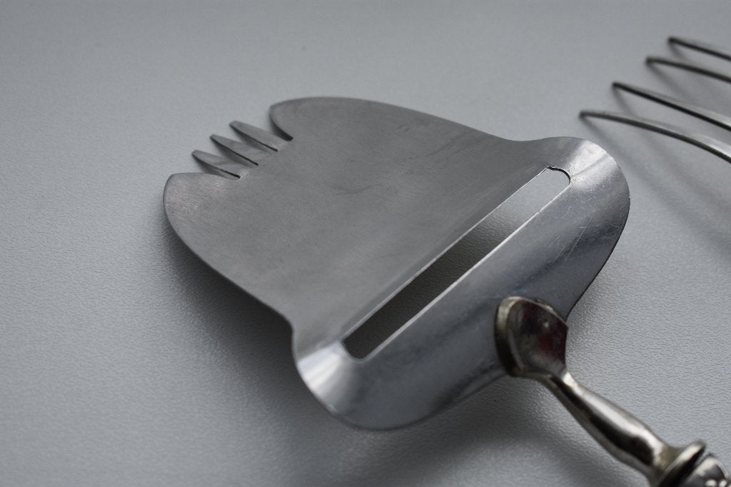 Foto 16 van Gero 90 Zilvium gehamerd 650 dienvorkjes en een kaasschaaf