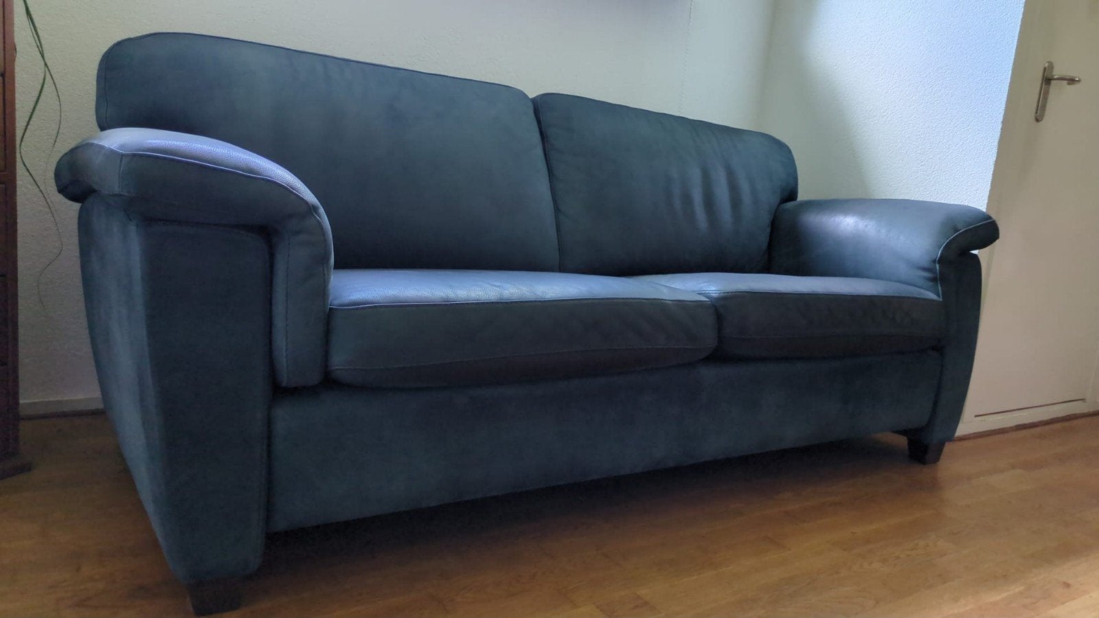 Blauw, grijze 2,5 persoons leren bank, Huis en Inrichting, Banken | Bankstellen, Ophalen, Gebruikt, 75 tot 100 cm, Tweepersoons
