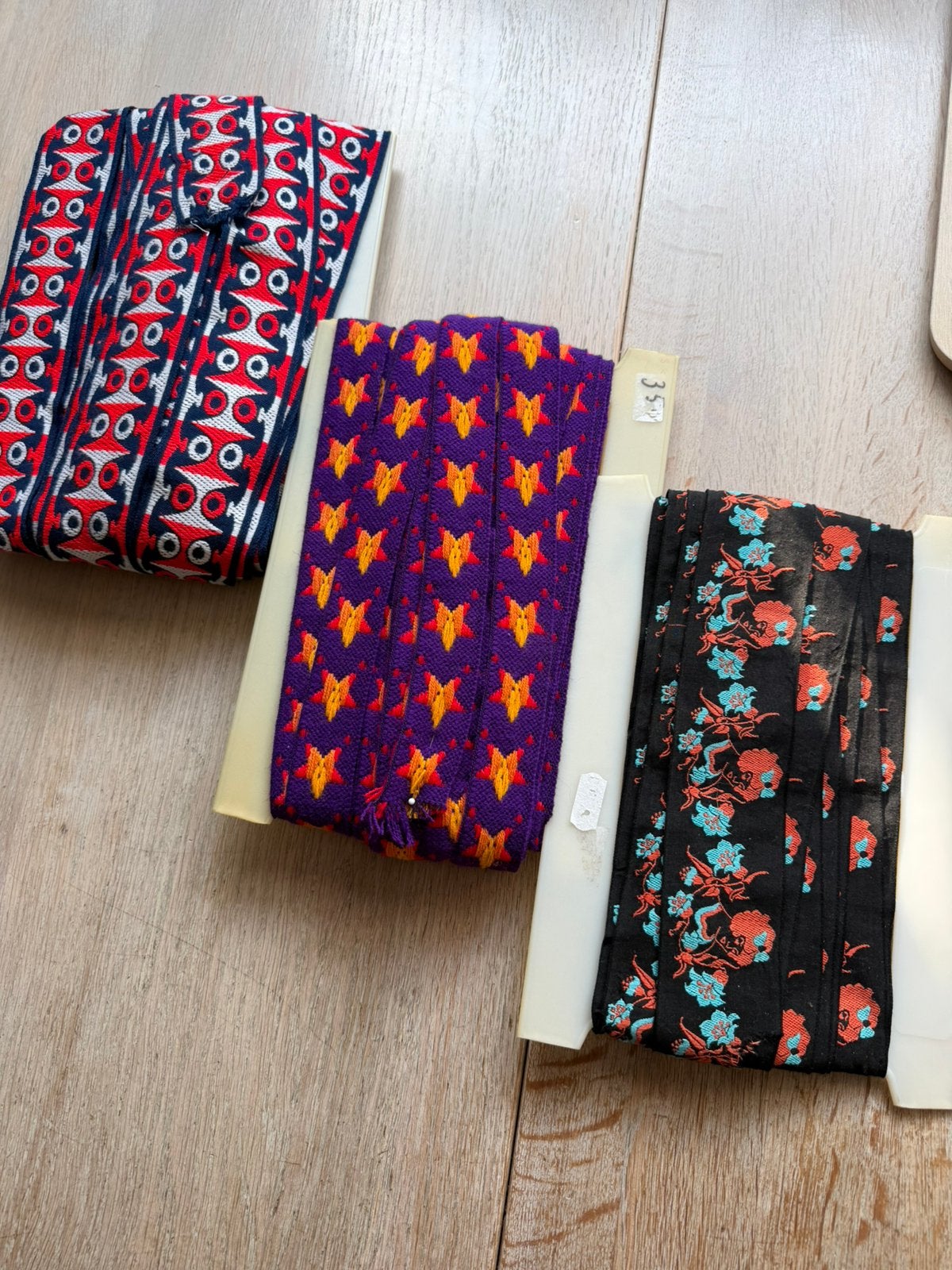 3 verschillende retro klossen met lint, Verzenden