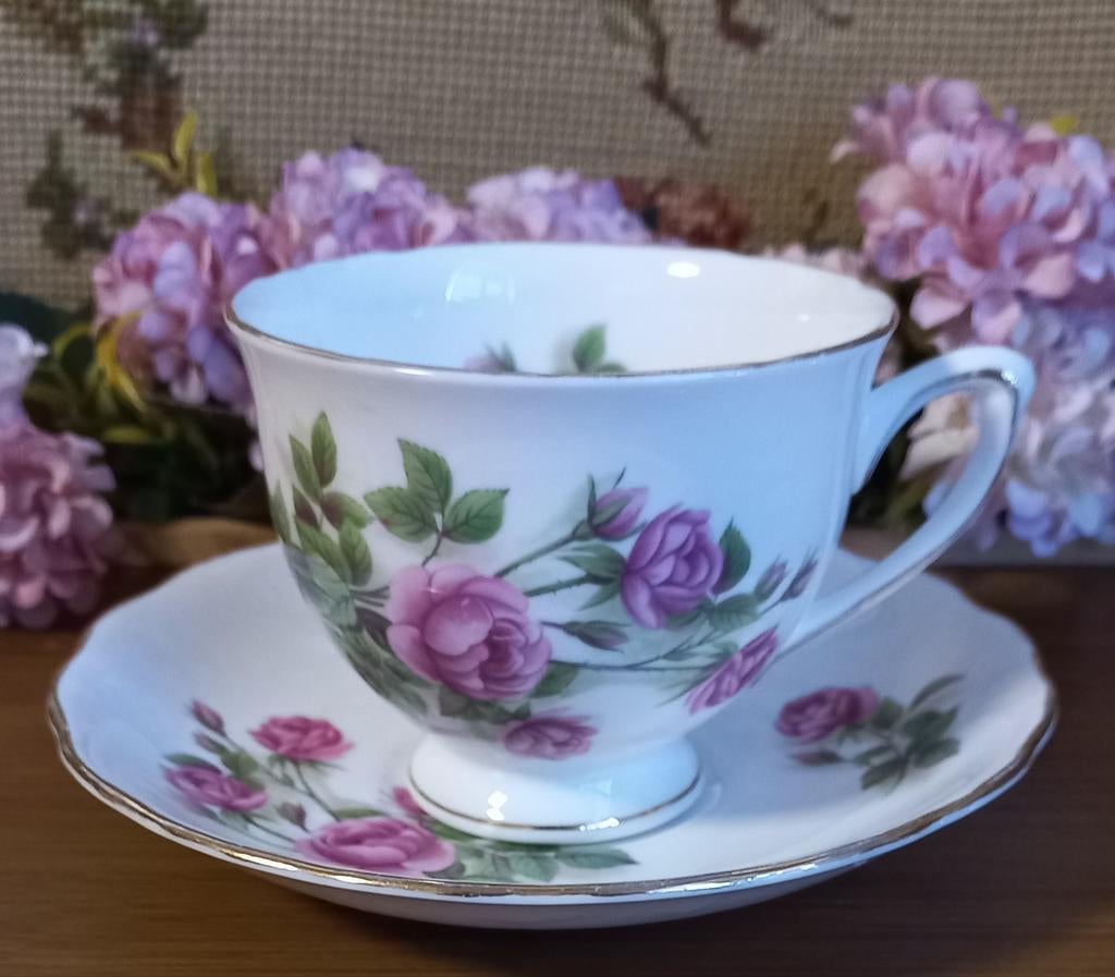 Brocant Engels kopje met schotel, roze roosjes, Royal Vale, Ophalen of Verzenden