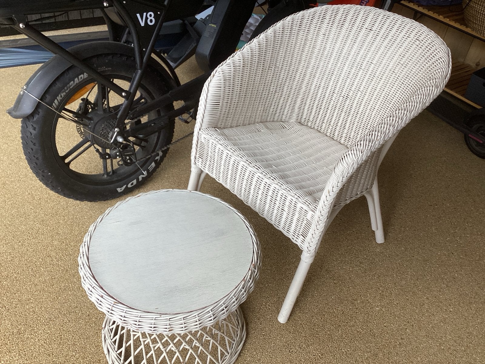 Witte rotan stoel en bijzettafel set, Ophalen of Verzenden, Gebruikt, Rotan