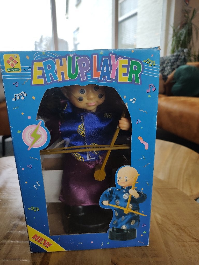 Chinese pop met klederdracht en muziek instrument, Verzamelen, Poppen, Ophalen of Verzenden, Nieuw, Pop
