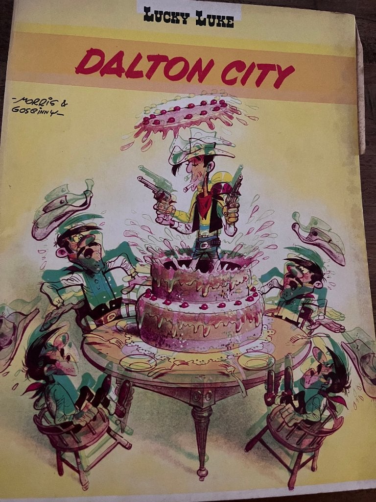 Lucky Luke: Dalton City Misdruk: collectors item, Boeken, Gelezen, Eén stripboek, Ophalen of Verzenden, Morris & Goscinny