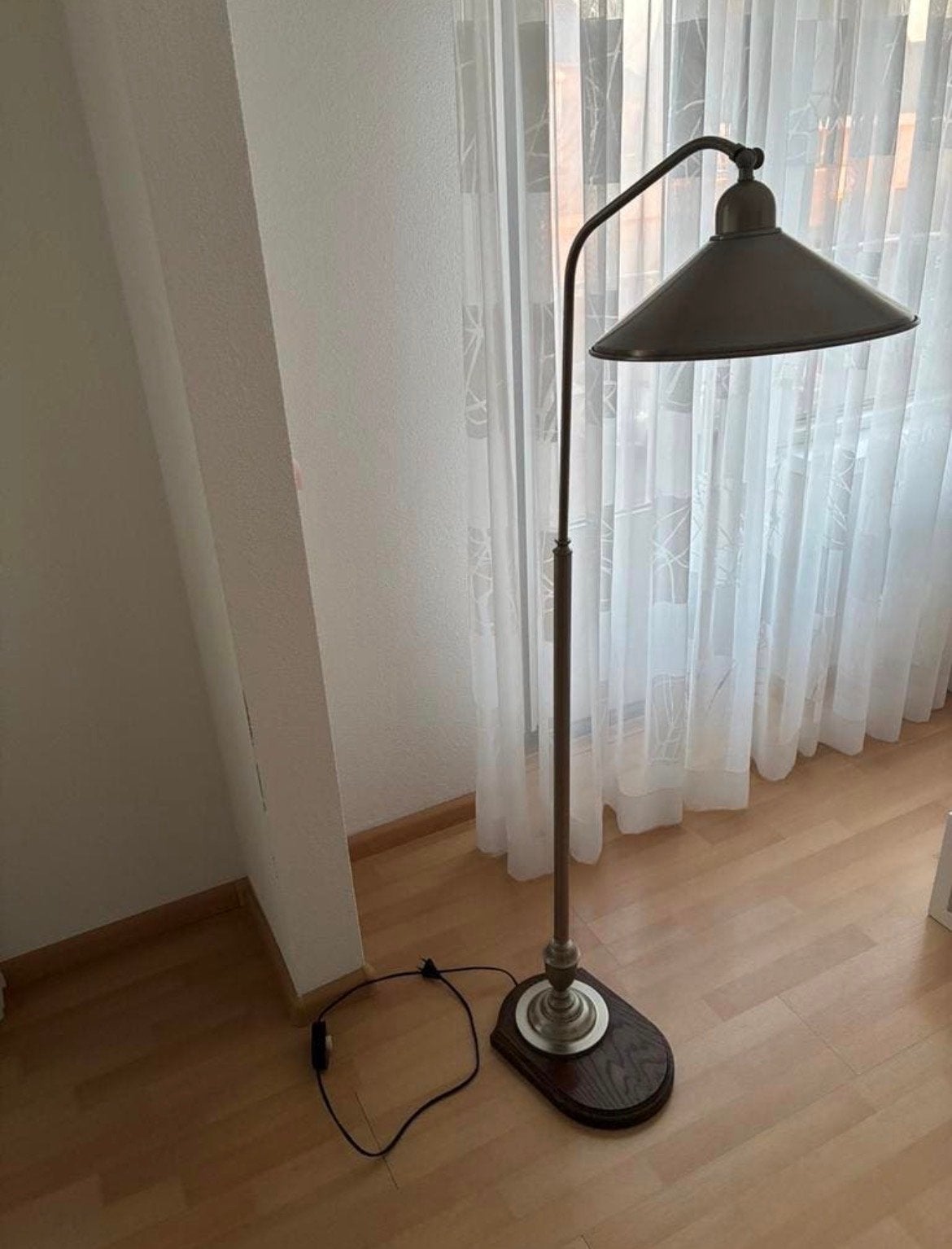 Staande leeslamp met houten voet, Huis en Inrichting, Ophalen, Gebruikt, 100 tot 150 cm, E27 (groot)