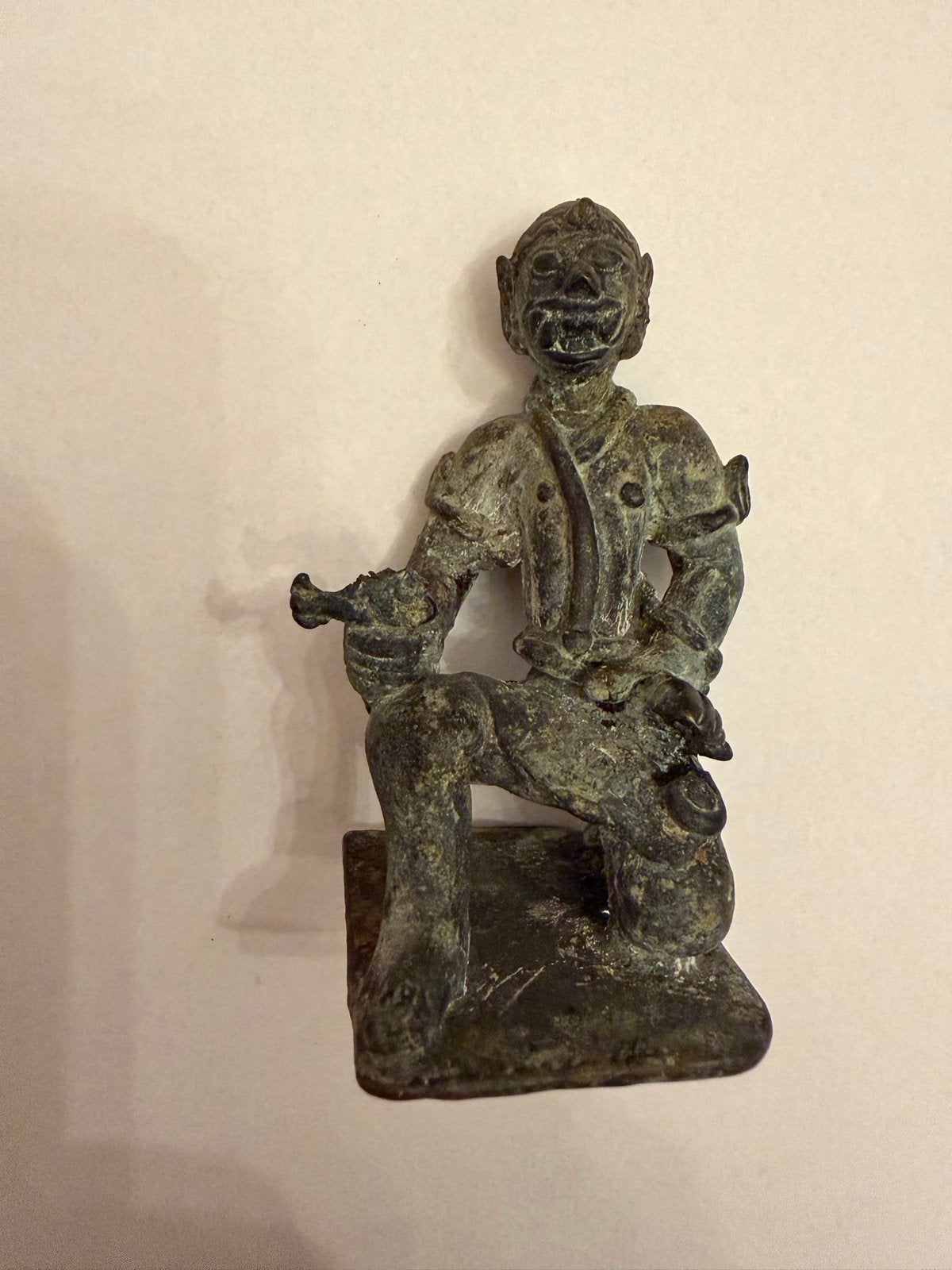 Oud bronzen beeld van een zittende figuur, Bruin, Handgemaakt, Ophalen of Verzenden, Overige herkomsten