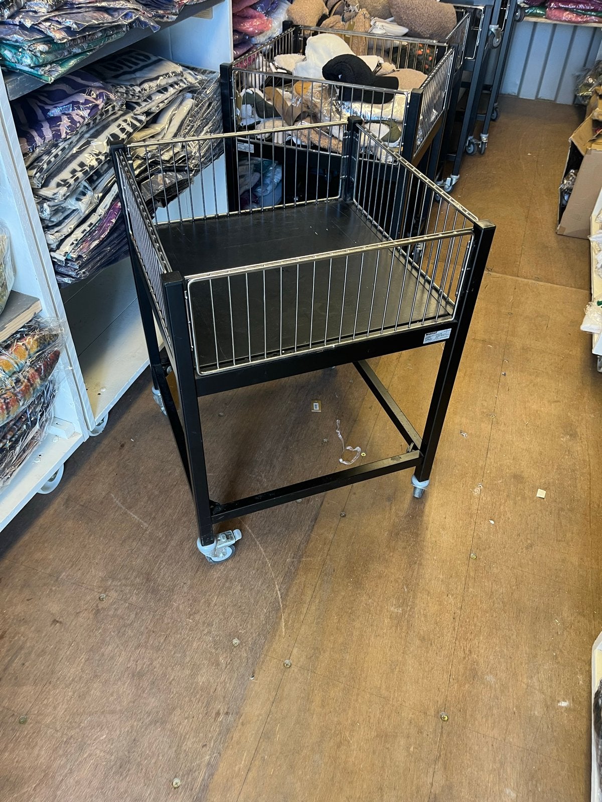 Zwart metalen stort/actie bak met wieltjes, 60x60x80 cm, Zakelijke goederen, Ophalen