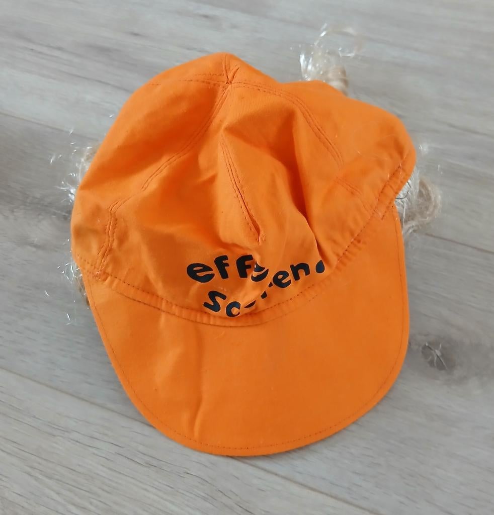 Effe scoren cap met pruik, Ophalen of Verzenden, Gebruikt, Overige sporten, Pet of Muts