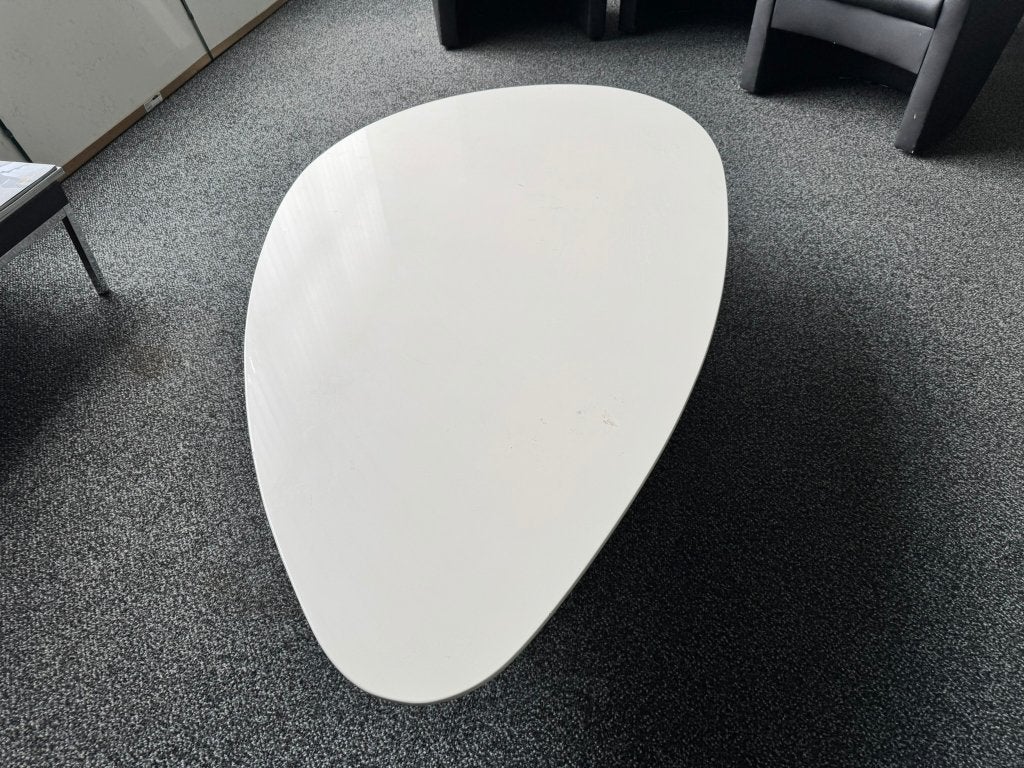 Moderne witte salontafel, organische vorm, Huis en Inrichting, Tafels | Salontafels, Gebruikt, Minder dan 50 cm, 50 tot 100 cm