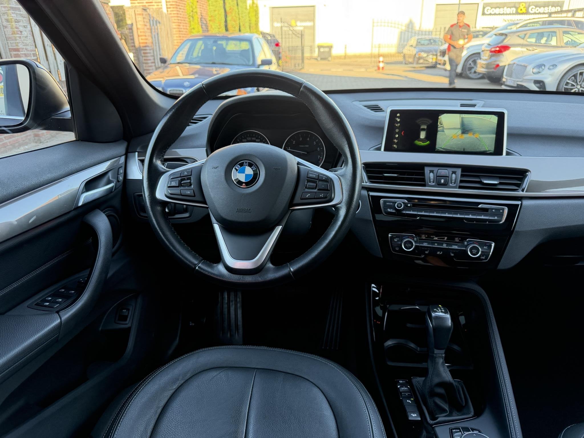 BMW X1 xDrive20i High Exec NL Auto Leder|HUD|Pano|Trekh, Auto's, Gebruikt, Leder en Stof, Zwart, Origineel Nederlands