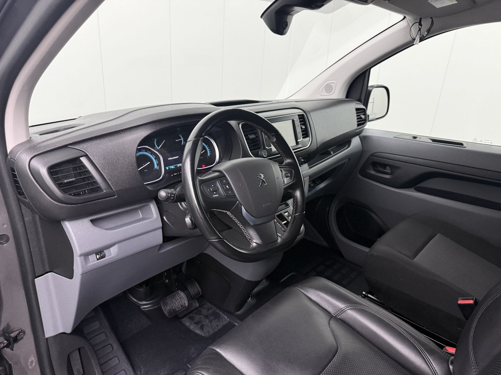 Peugeot e-Expert Lang Premium 75 kWh | Elektrisch | SOH 90,6, Dealer onderhouden, Gebruikt, Zwart, Elektrisch