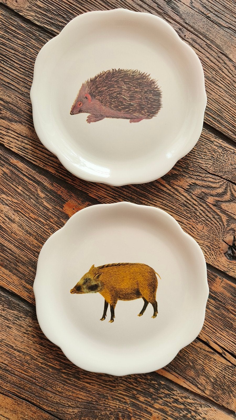 Set van 2 ontbijtbordjes met egel en wild zwijn print, Keramiek, Nieuw, Ophalen of Verzenden, Bord(en)