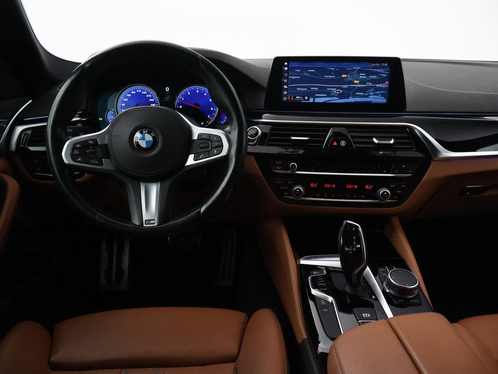 BMW 5-serie Touring 540i xDrive 340 PK M-SPORT + ADAPTIVE CR, Gebruikt, Euro 6, 2000 kg, Leder