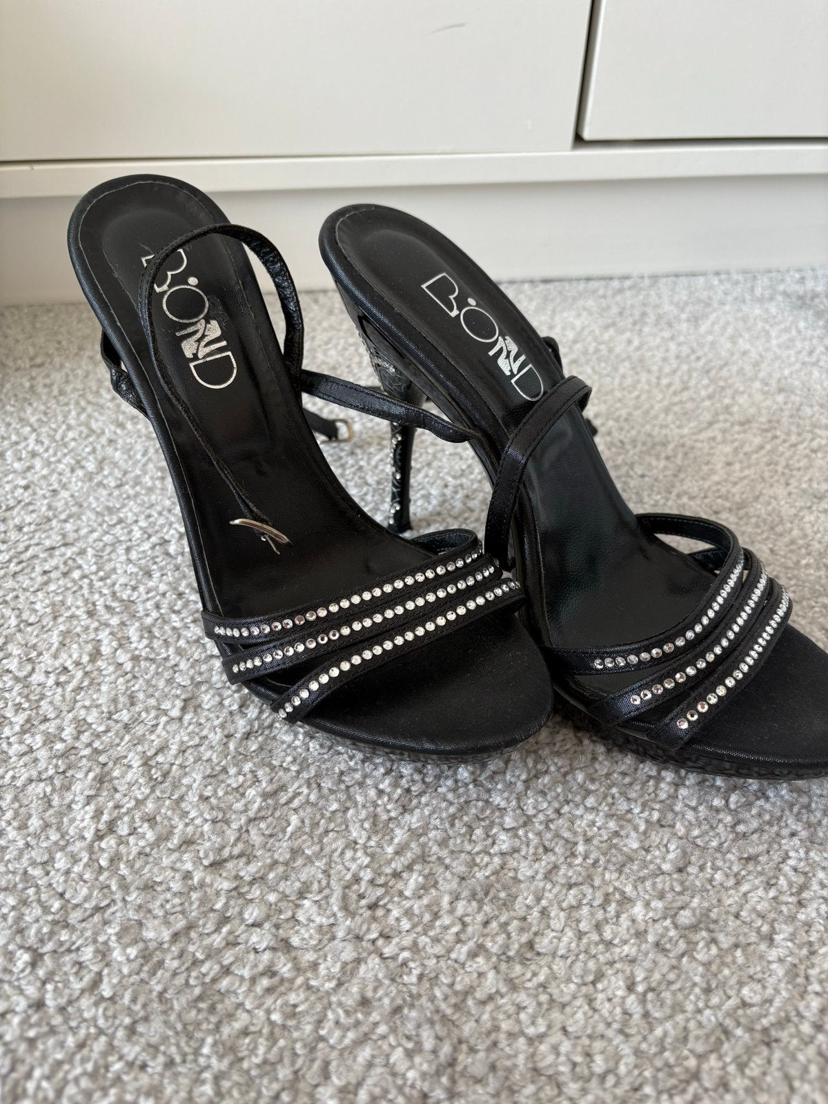 Zwarte Bond sandalen met hak en strass - Maat 37, Zwart, Nieuw, Ophalen of Verzenden, Schoenen met hoge hakken