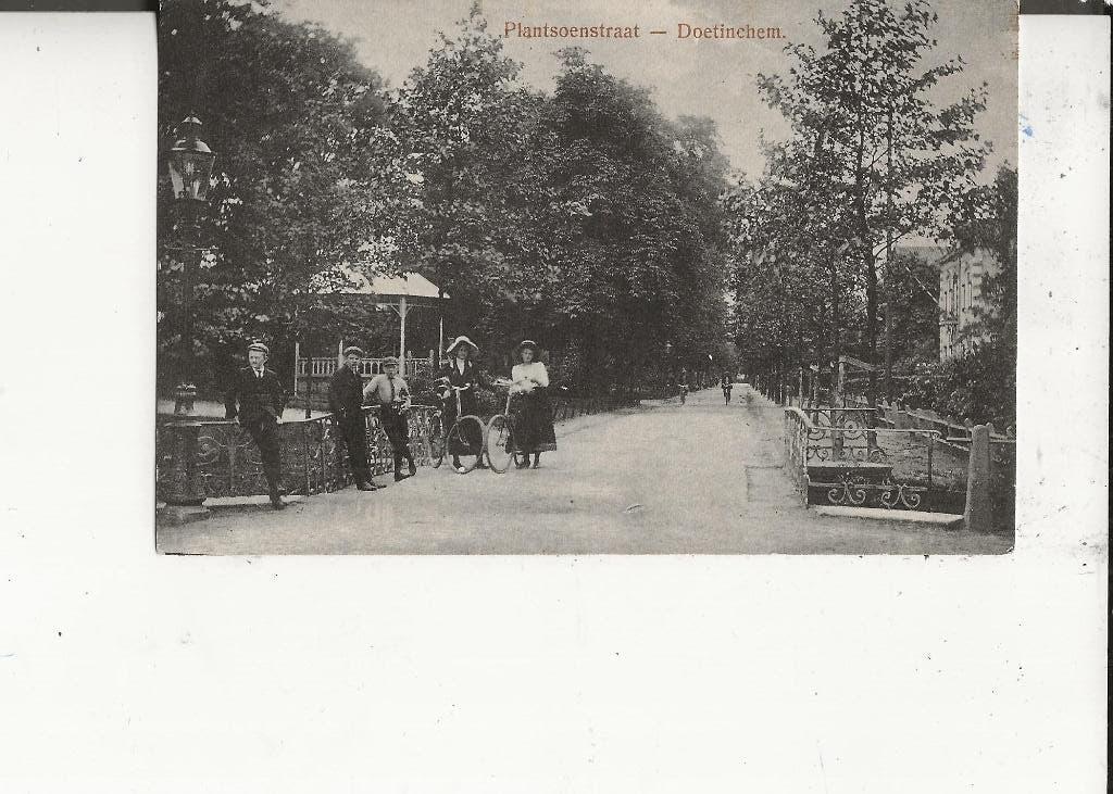 Doetinchem Plantsoenstraat met fietsers en Muziektent, Ophalen of Verzenden, Voor 1920, Gelopen, Gelderland