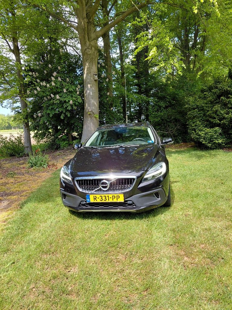 Volvo V40 1.5 T3 152PK Geartronic 2019 Zwart, Auto's, Volvo, 1498 cc, 4 cilinders, 700 kg, Leder en Stof