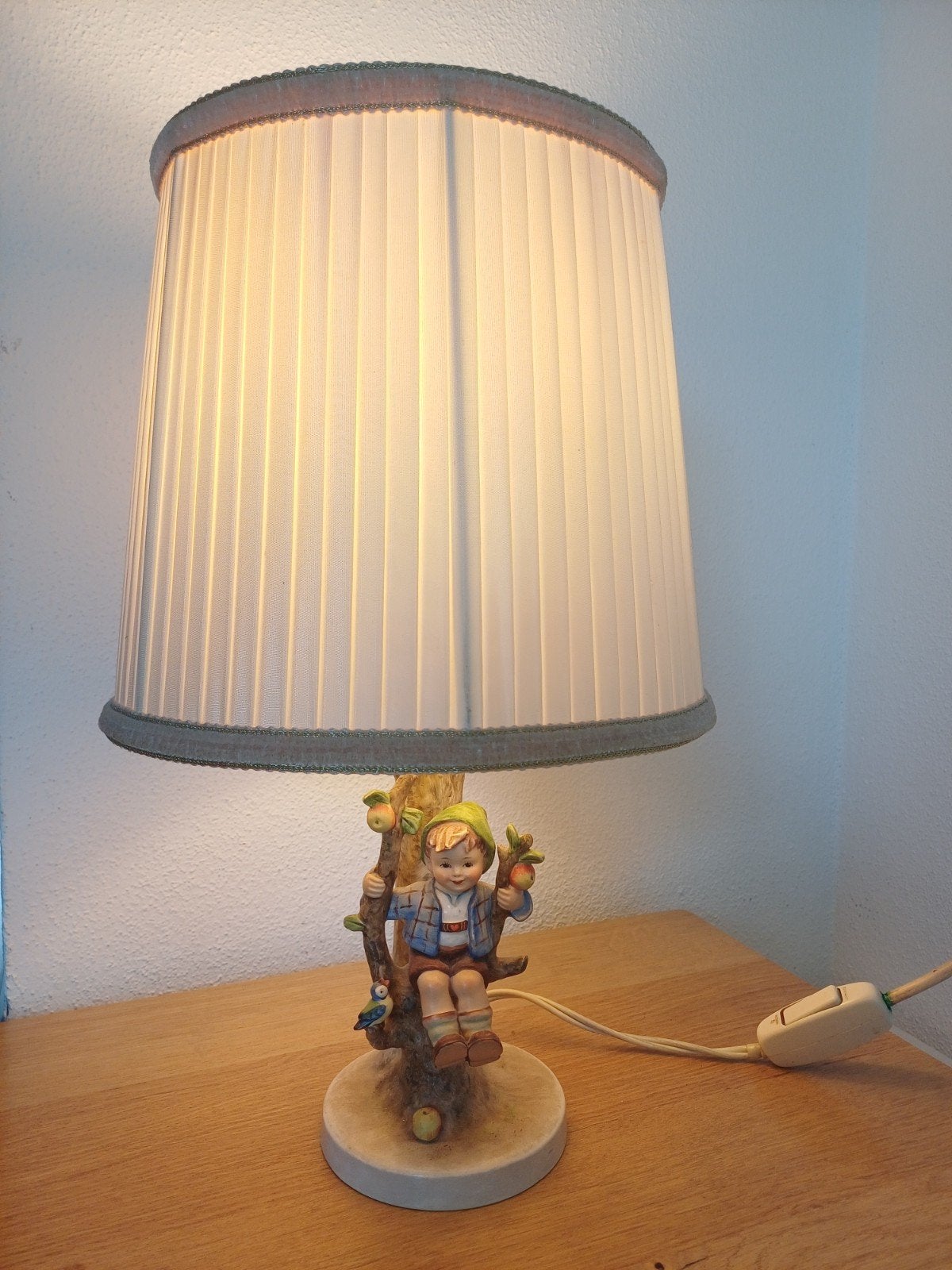 Hummel lamp appelboom jongen, Ophalen of Verzenden, Gebruikt, Hummel, Vintage, Landelijk