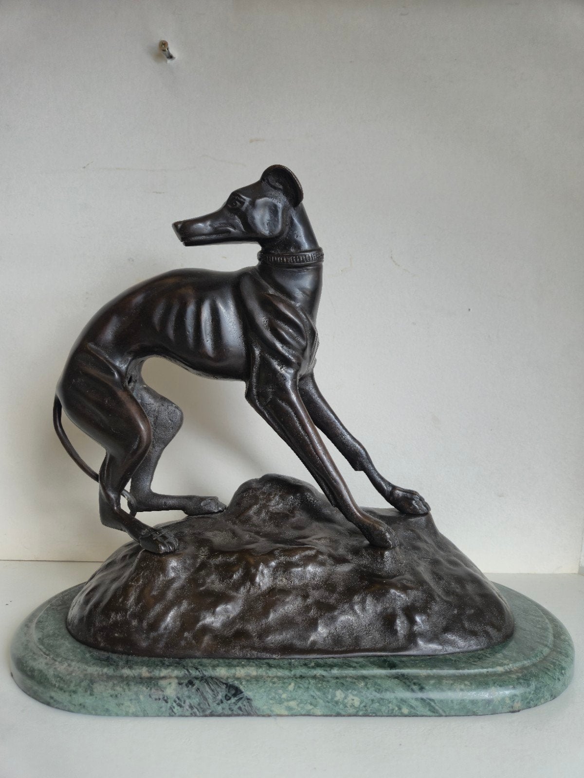 Bronzen Windhond Beeld op Marmeren Sokkel, Gepatineerd, Ophalen of Verzenden, 20 - 50 cm, Beeld