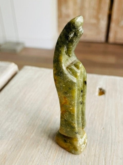 Klein groen stenen beeldje Madonna. Speksteen Jade Brazilie., Ophalen, Zo goed als nieuw, Beeld(je), Christendom | Katholiek