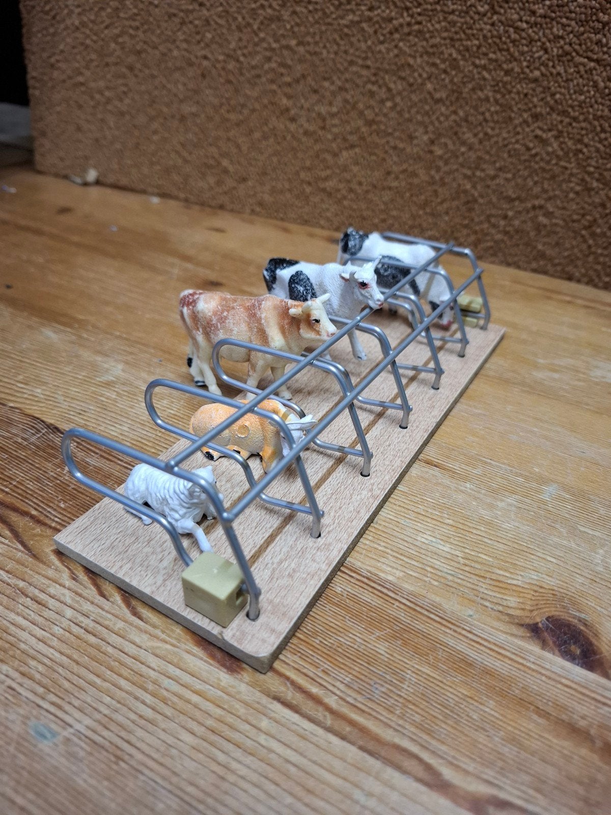 Miniatuur koeienbox met koeien, Ophalen of Verzenden, Nieuw, 1:35 tot 1:50