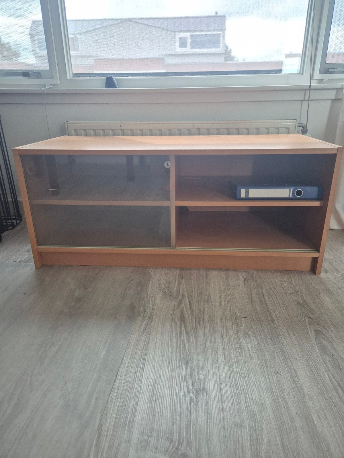 Houten kastje met glazen schuifdeuren, Huis en Inrichting, Kasten | Televisiemeubels, Ophalen, Gebruikt, 100 tot 150 cm, Glas
