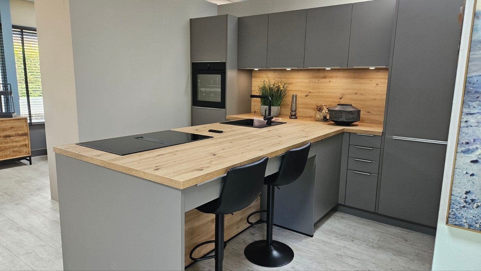 Showroomkeuken  T-opstelling met Pelgrim apparatuur, Ophalen, 75 cm of meer, Nieuw, 200 cm of meer