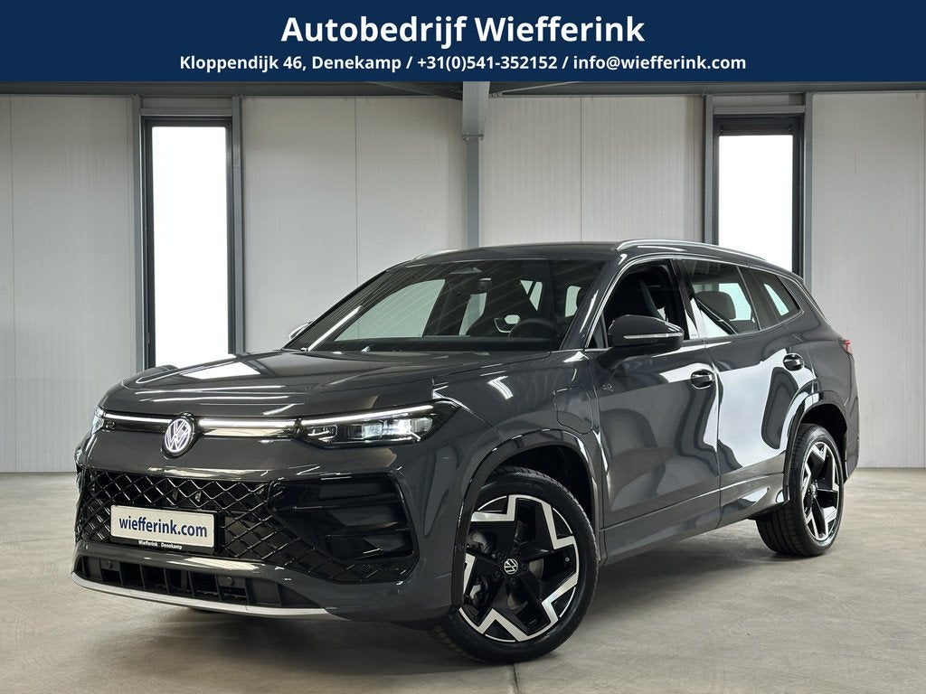 Volkswagen Tayron 1.5 eHybrid R-Line | Trekhaak-pakket | Nav, Auto's, Volkswagen, 12 maanden, Zwart, 4 cilinders, Leder en Stof