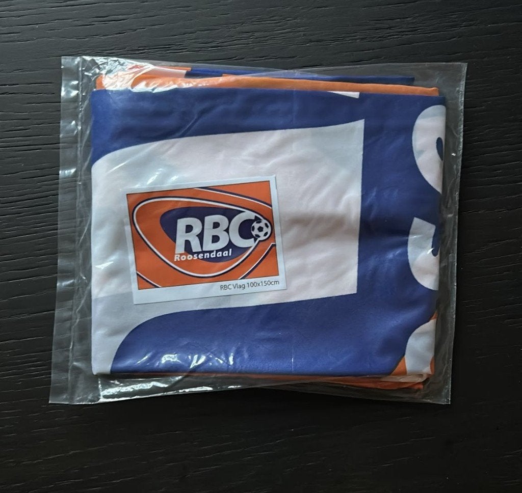 RBC Roosendaal Vlag 100x150cm - Nieuw in verpakking, Ophalen of Verzenden, Nieuw, Overige binnenlandse clubs, Vaantje of Sjaal