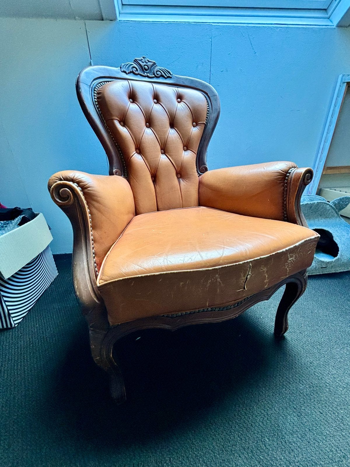 Fauteuil namaak Chesterfield - zitting beschadigd, Ophalen, Gebruikt, Leer, 75 tot 100 cm